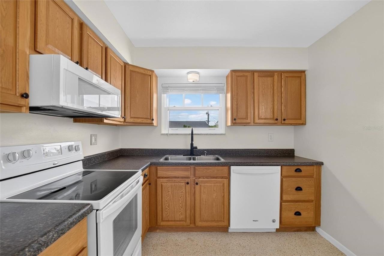 705 Thunderbird Ave - Photo 6 of 50