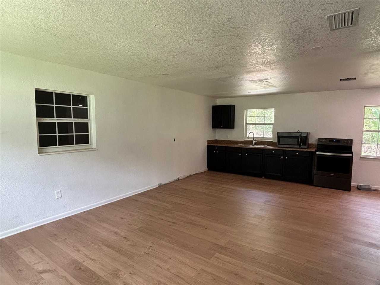 205 S Chandler Ave - Photo 4 of 16