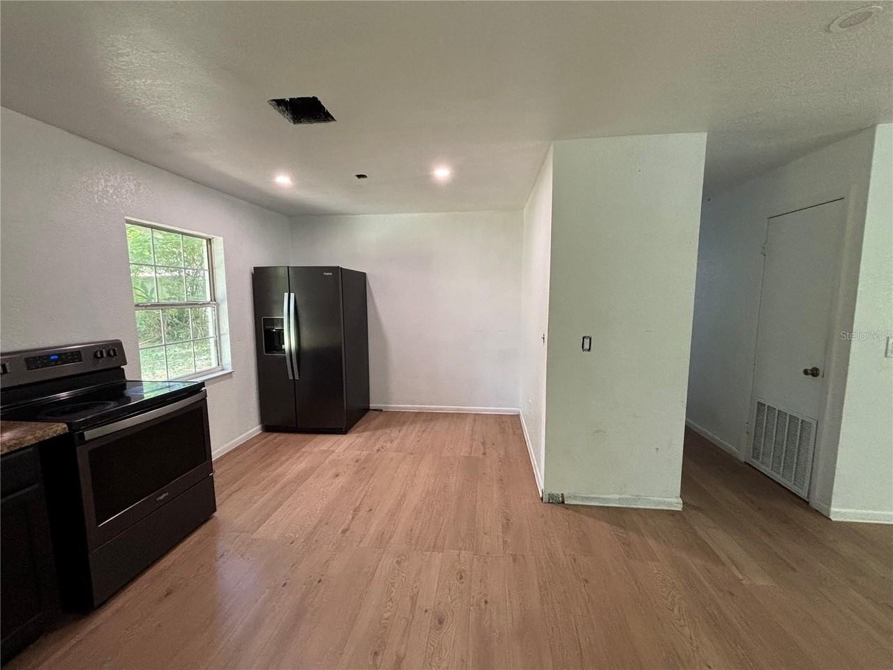 205 S Chandler Ave - Photo 7 of 16