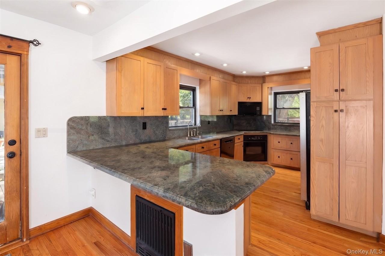 37 Mekeel St - Photo 3 of 42