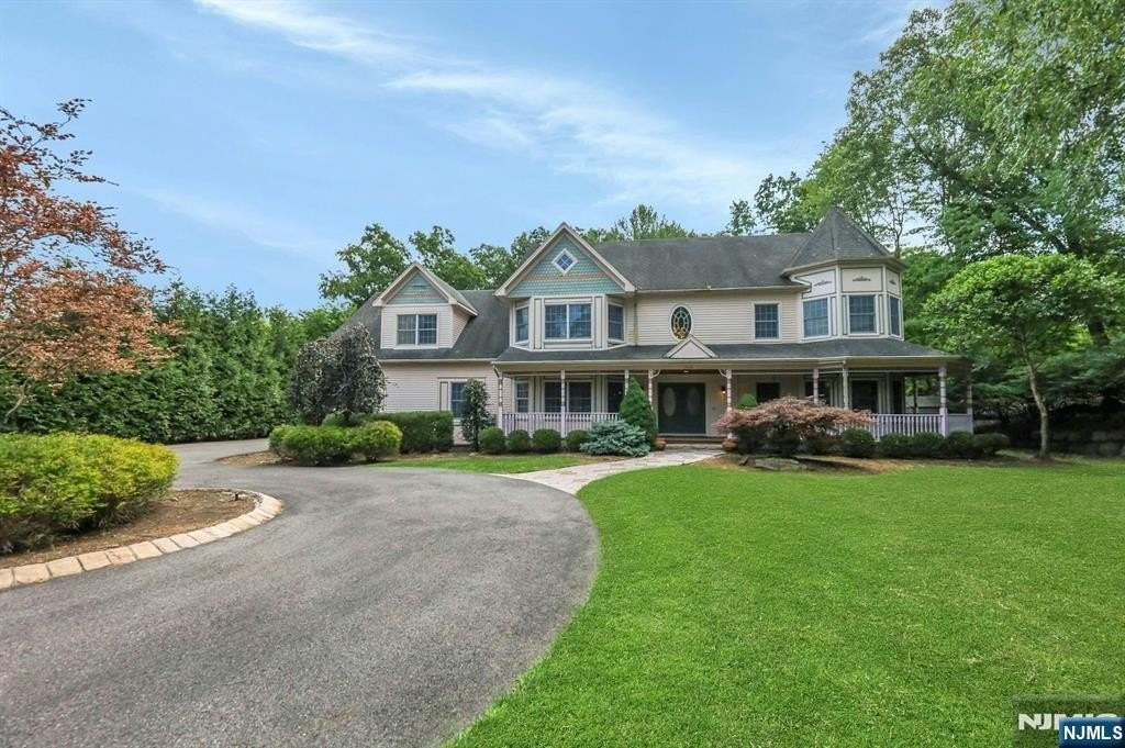 765 Colonial Rd - Photo 4 of 45