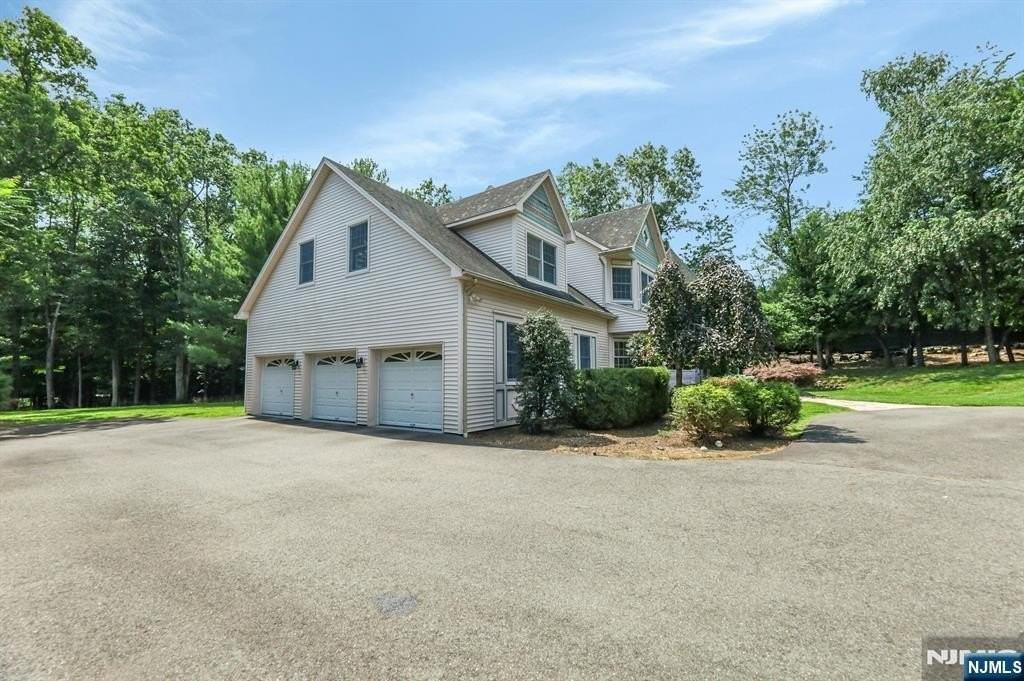 765 Colonial Rd - Photo 5 of 45