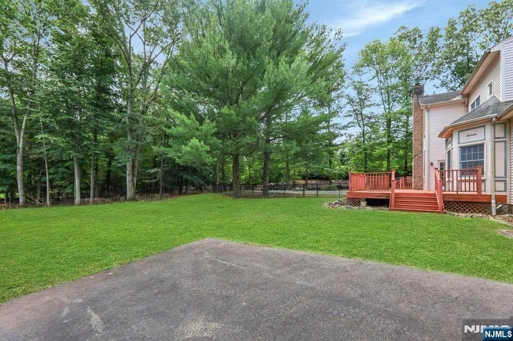 765 Colonial Rd - Photo 6 of 45