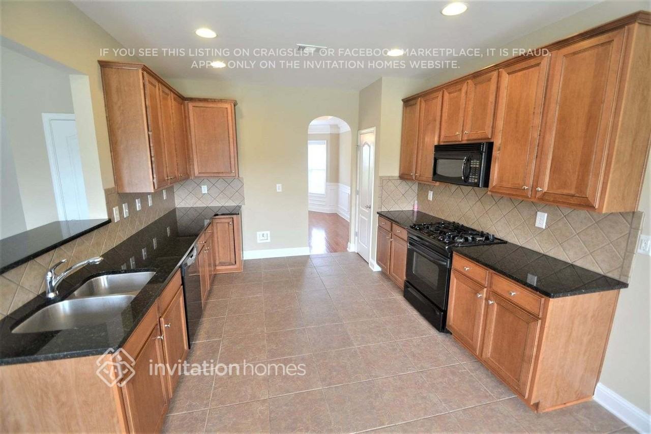 825 Kaitlyn Dr - Photo 3 of 11