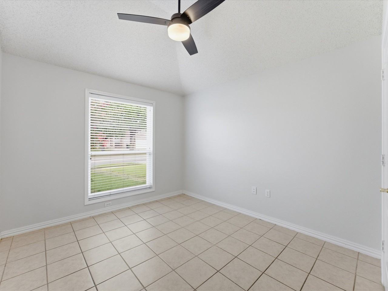 7609 Albany Ln - Photo 7 of 35