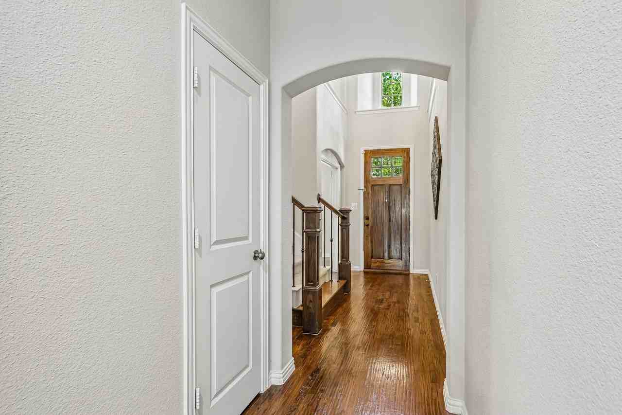 1828 Houghton Dr - Photo 3 of 40