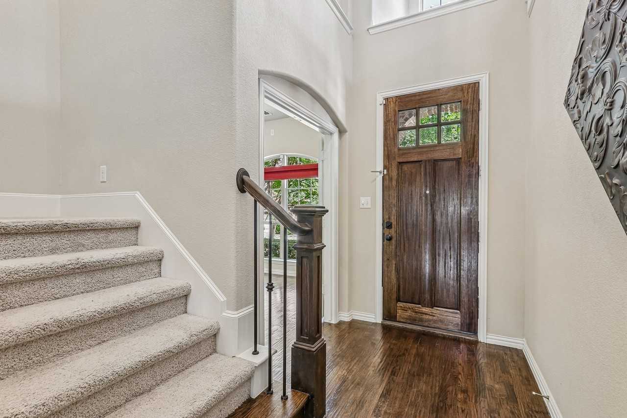 1828 Houghton Dr - Photo 4 of 40