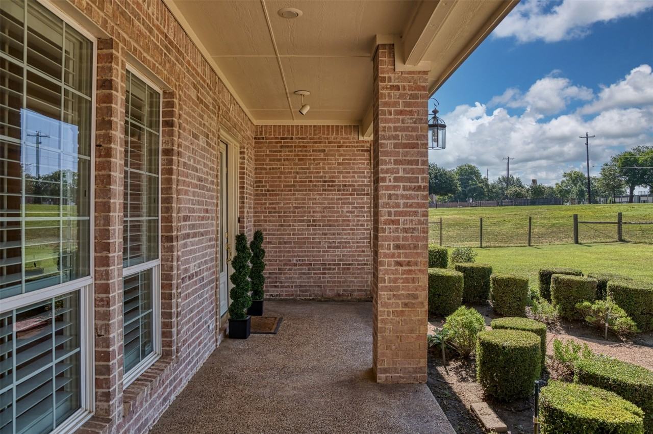 1606 Burney Ln - Photo 4 of 38