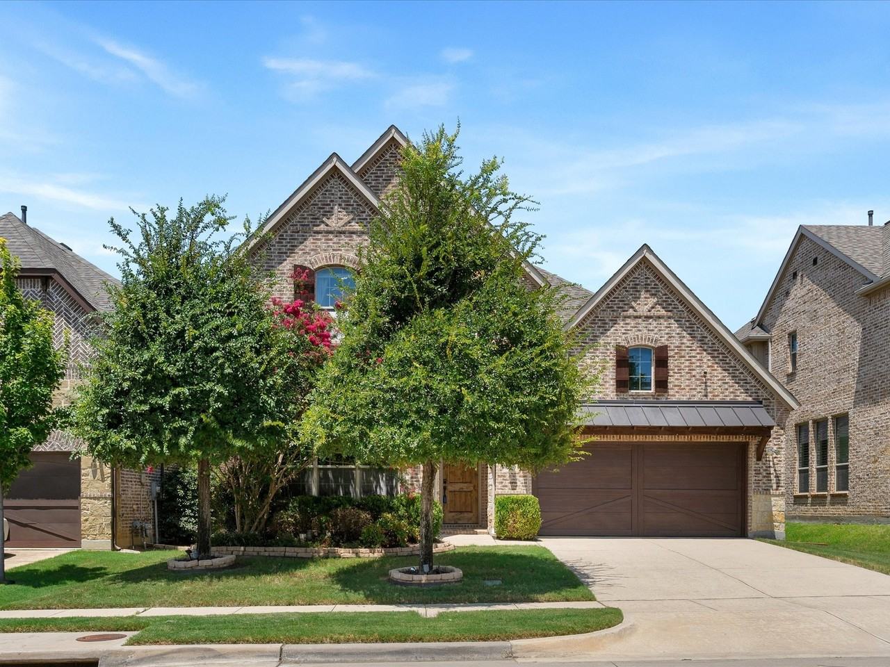 2703 Navarro Trl - Photo 2 of 38