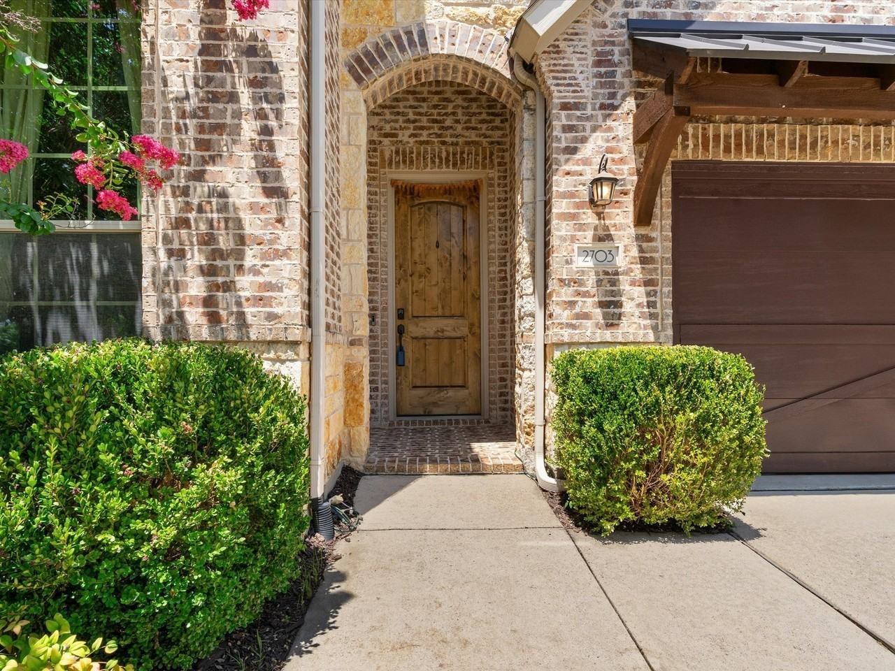 2703 Navarro Trl - Photo 4 of 38