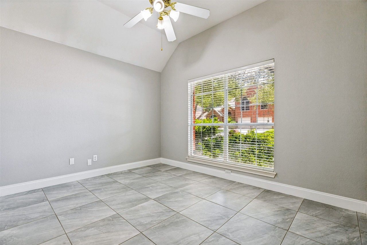 110 Falcon Creek Dr - Photo 3 of 11