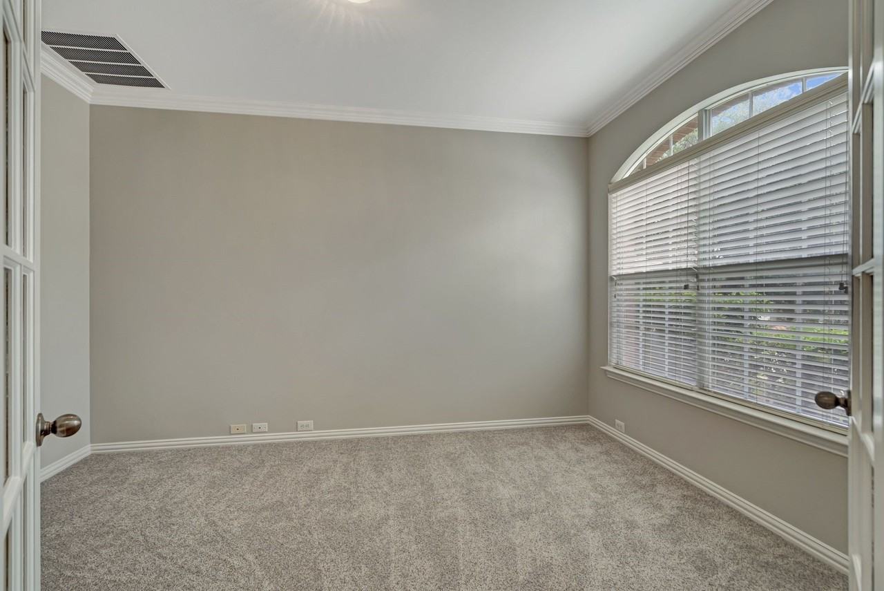 210 Red Bluff Dr - Photo 4 of 34