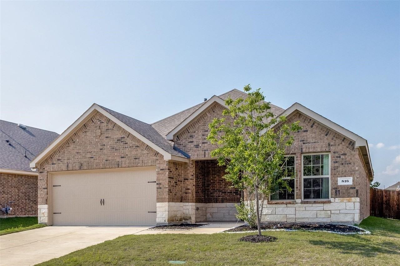 816 Goldenrod Ln - Photo 2 of 13
