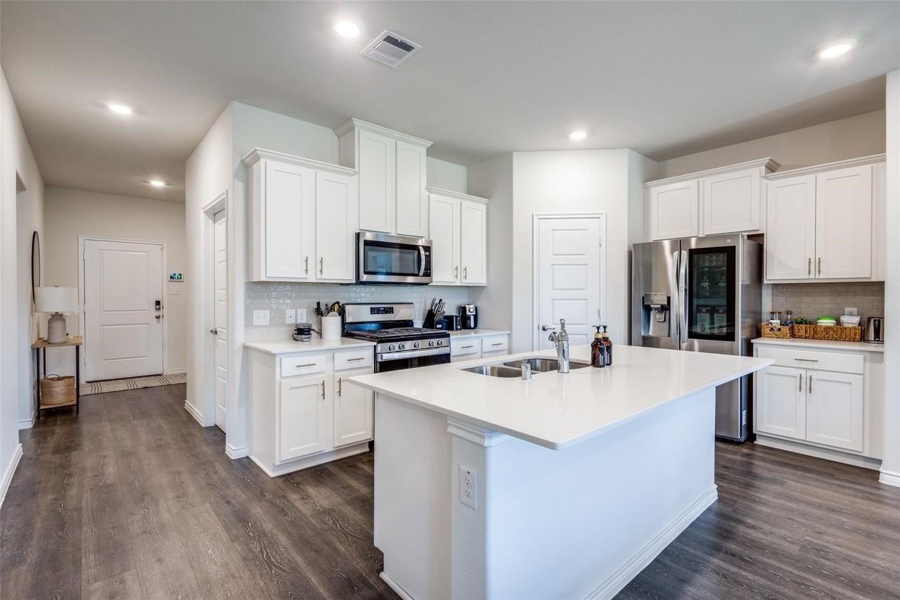 816 Goldenrod Ln - Photo 4 of 13