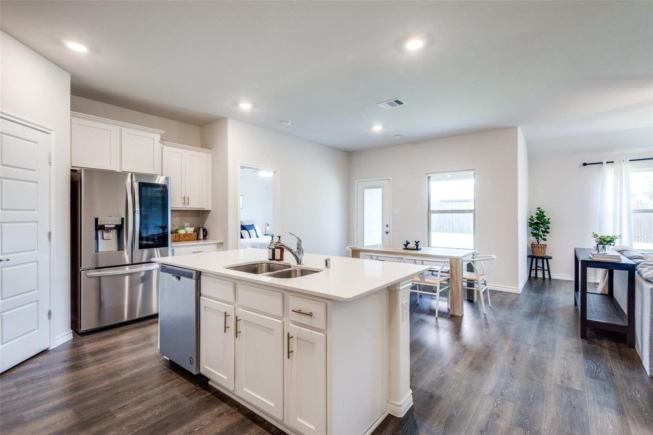 816 Goldenrod Ln - Photo 5 of 13