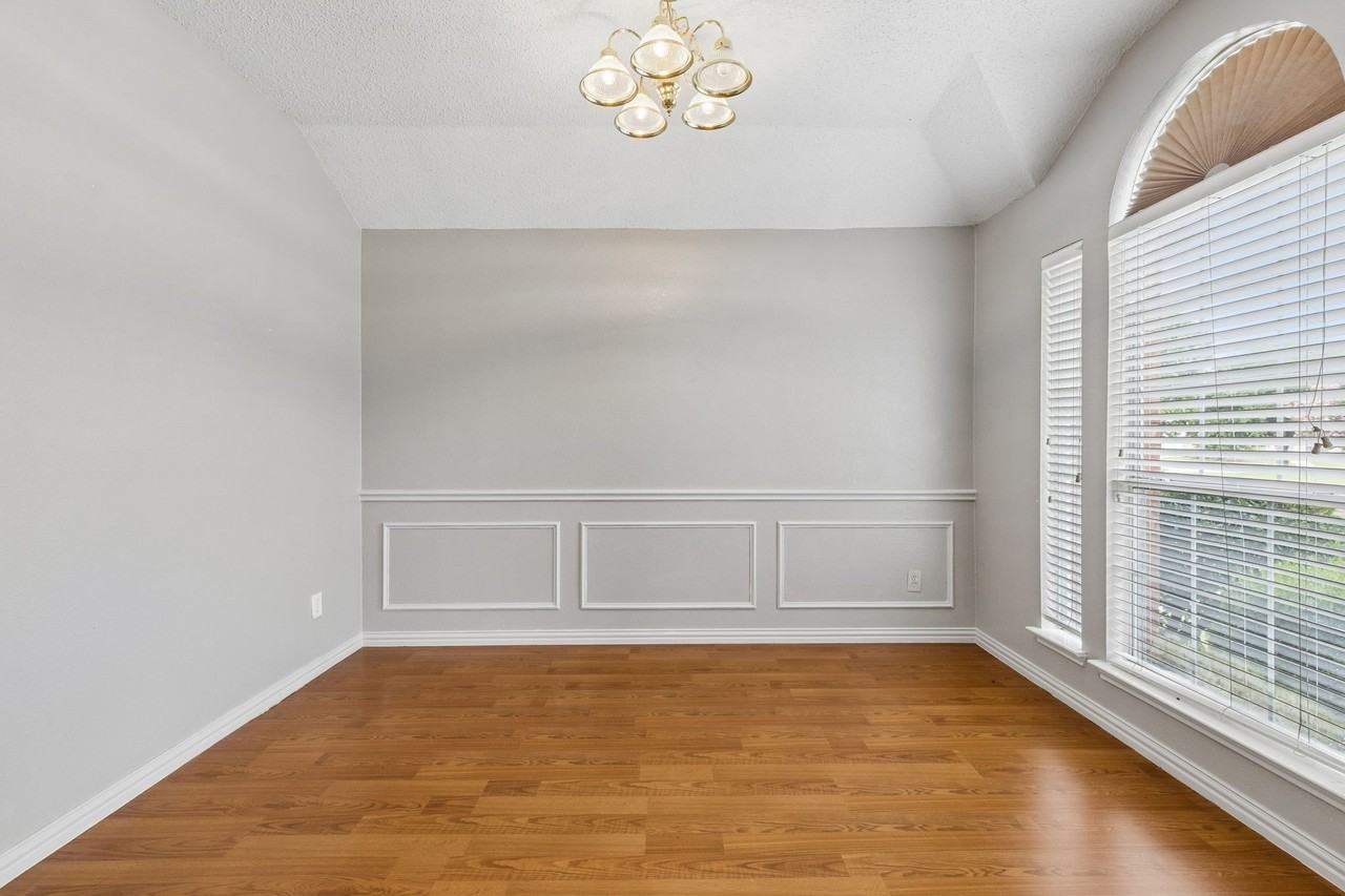 300 Thomas Dr - Photo 3 of 28