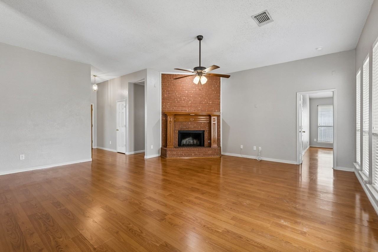 300 Thomas Dr - Photo 4 of 28