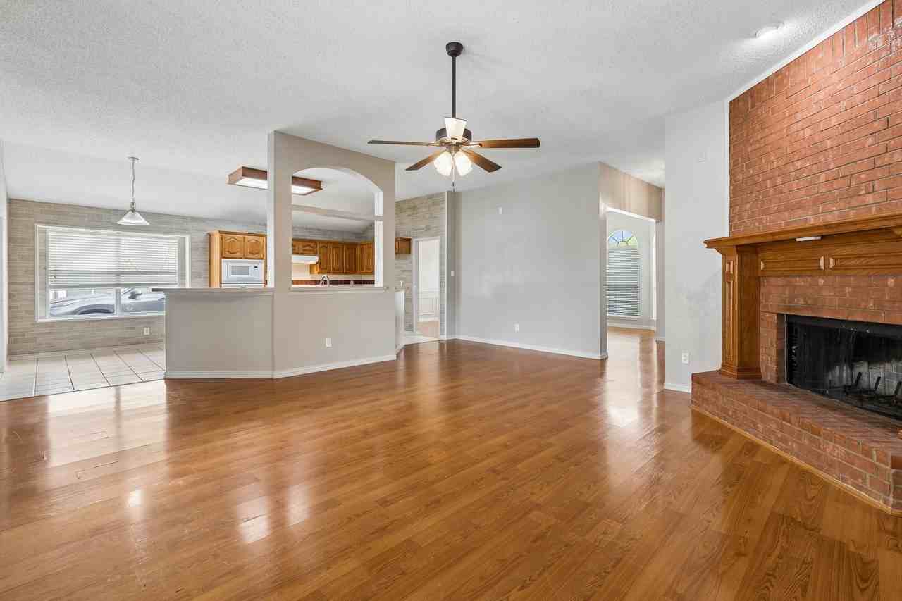 300 Thomas Dr - Photo 6 of 28