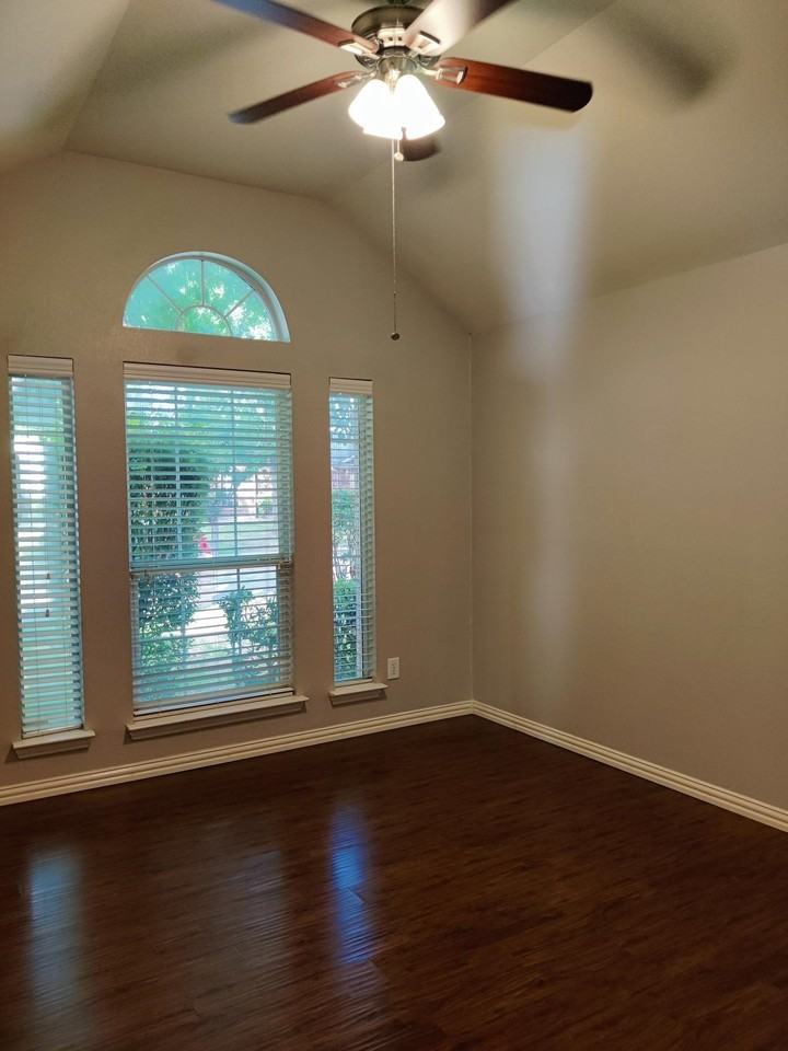 204 Bayfield Dr - Photo 2 of 4