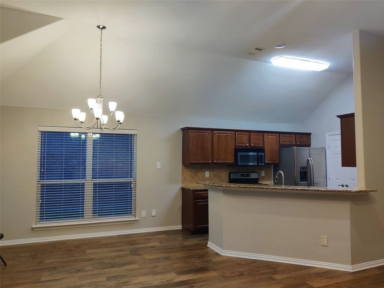 204 Bayfield Dr - Photo 3 of 4