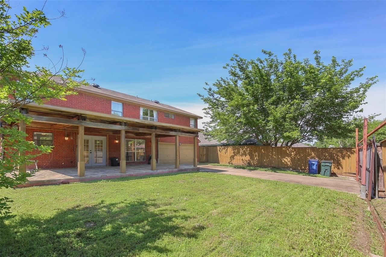 2226 Crystal Creek Ln - Photo 4 of 24