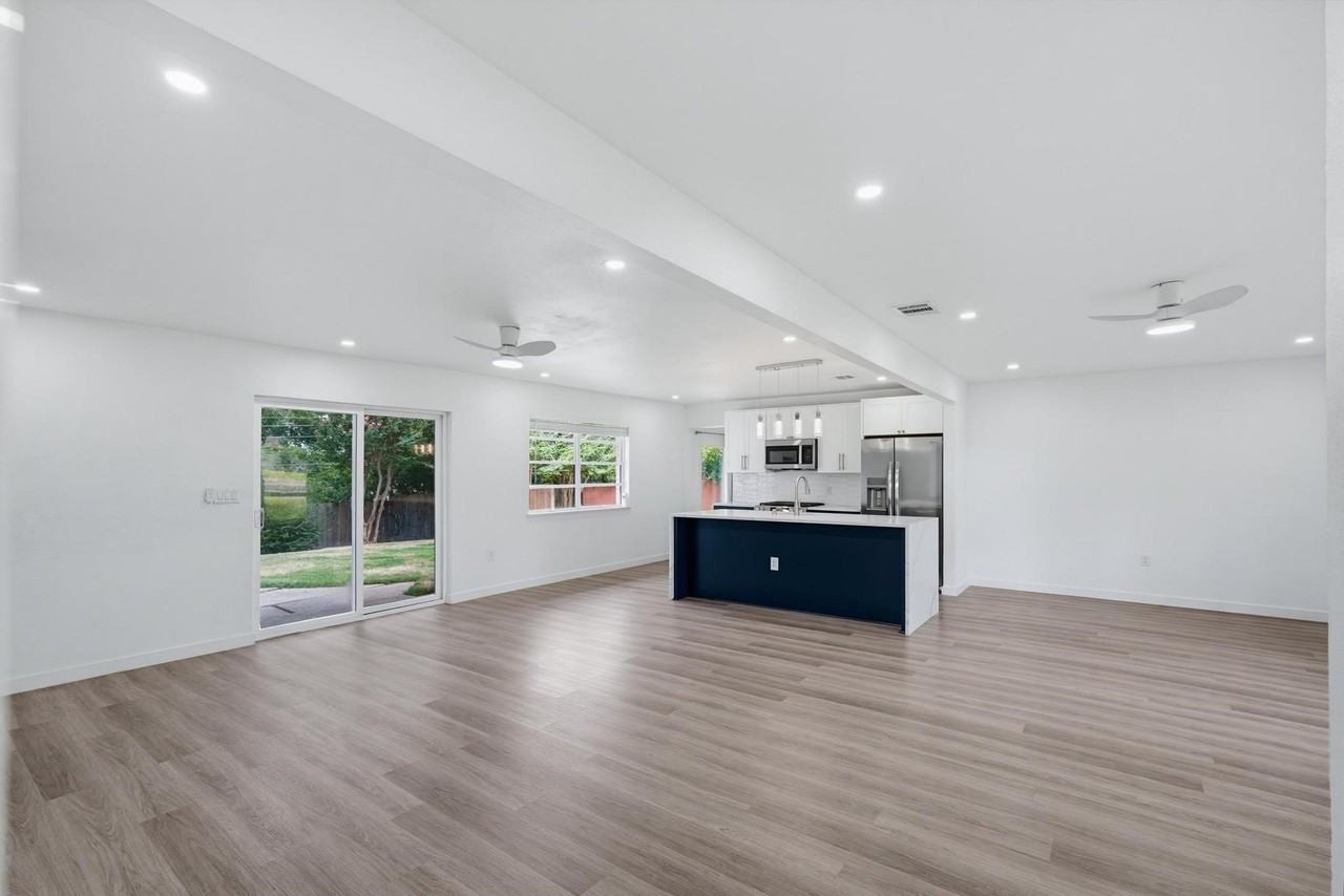 12607 Gaslite Cir - Photo 4 of 31