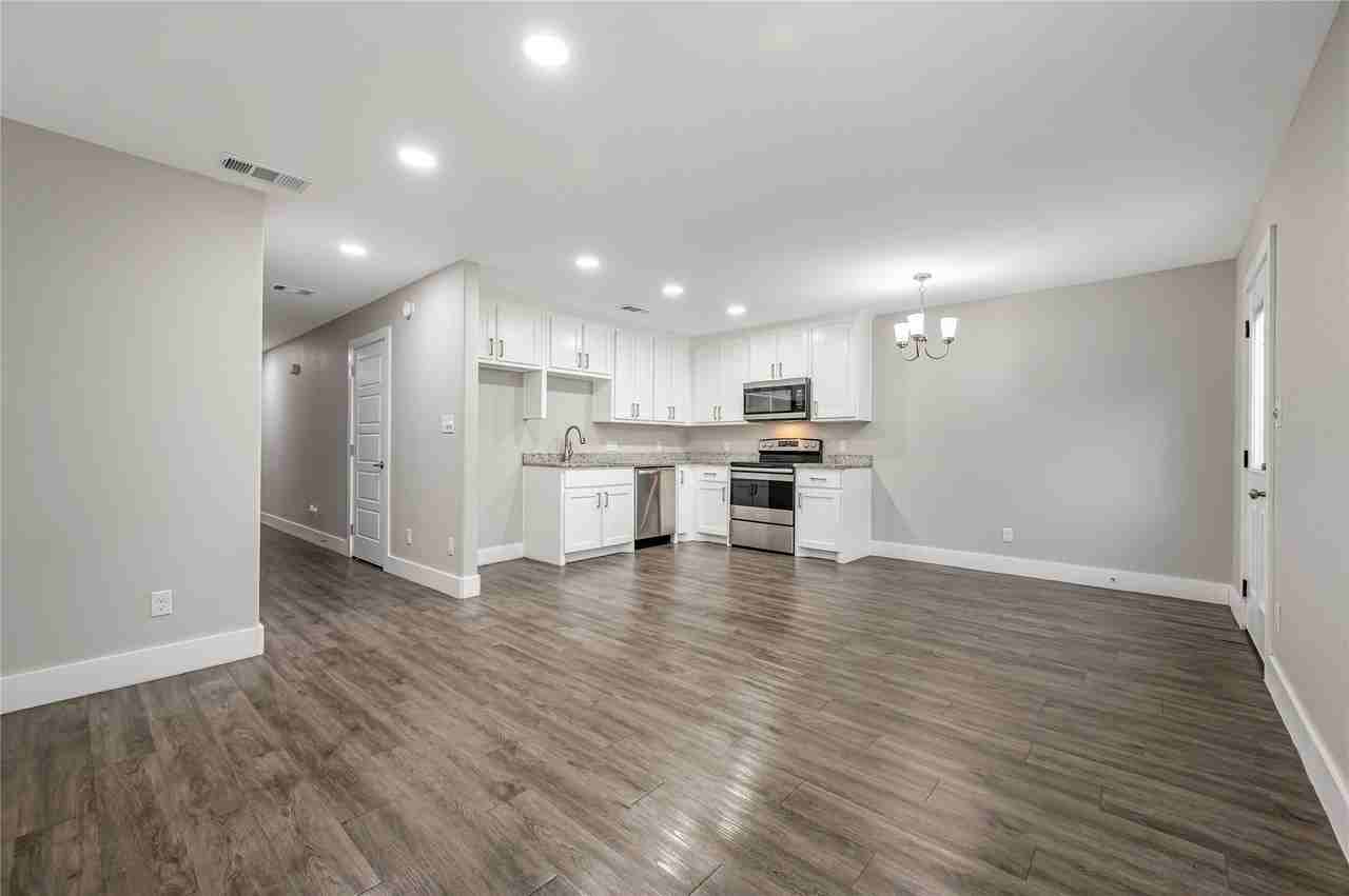 901 W Collins St - Photo 3 of 19