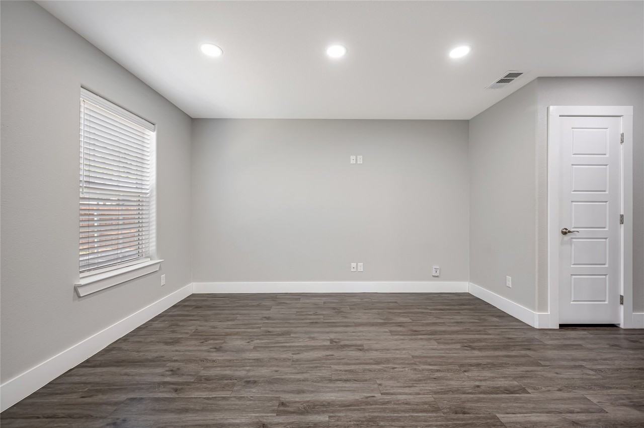 901 W Collins St - Photo 4 of 19