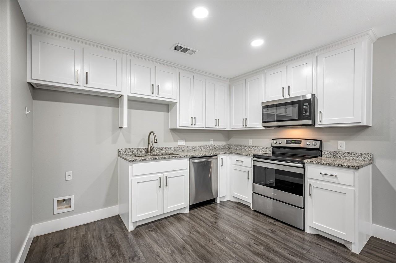 901 W Collins St - Photo 5 of 19
