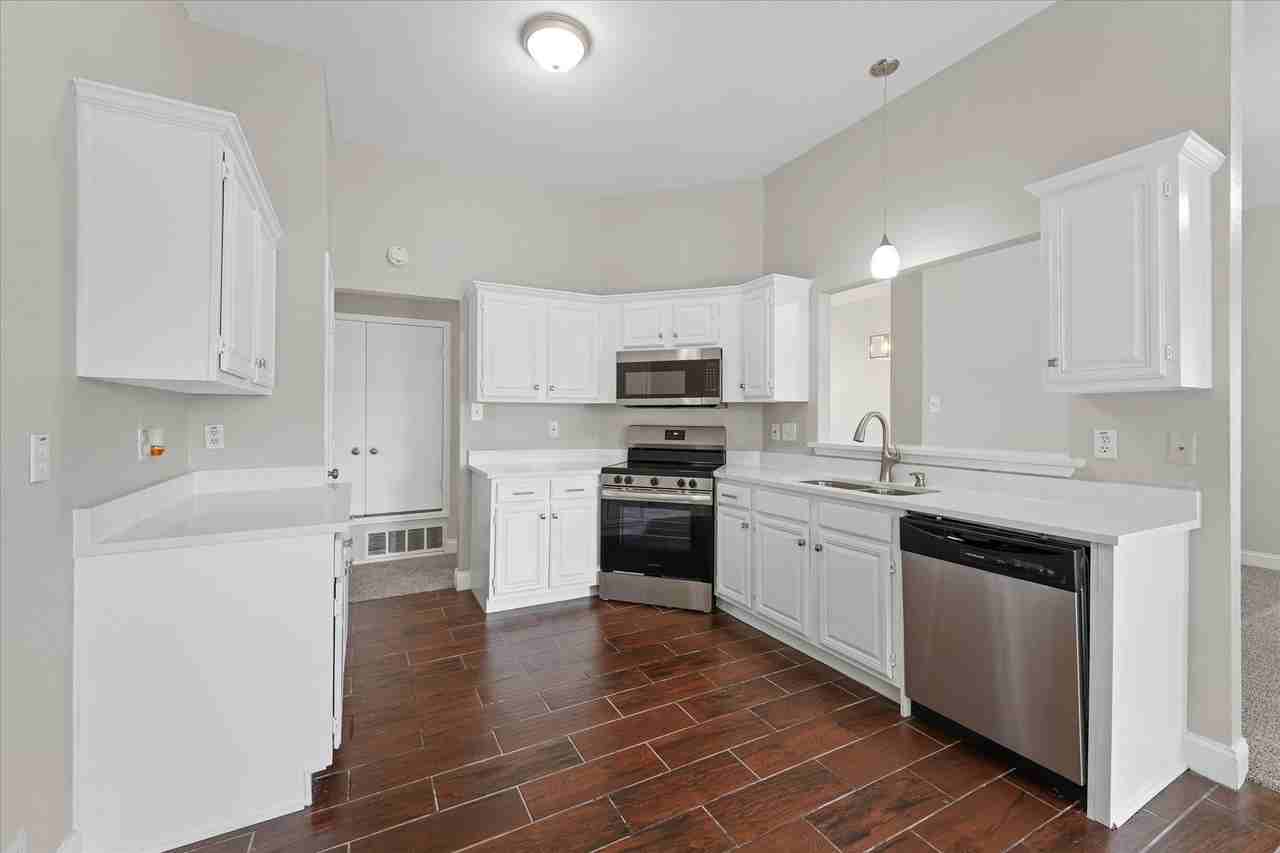 670 Honeysuckle Ln - Photo 6 of 18