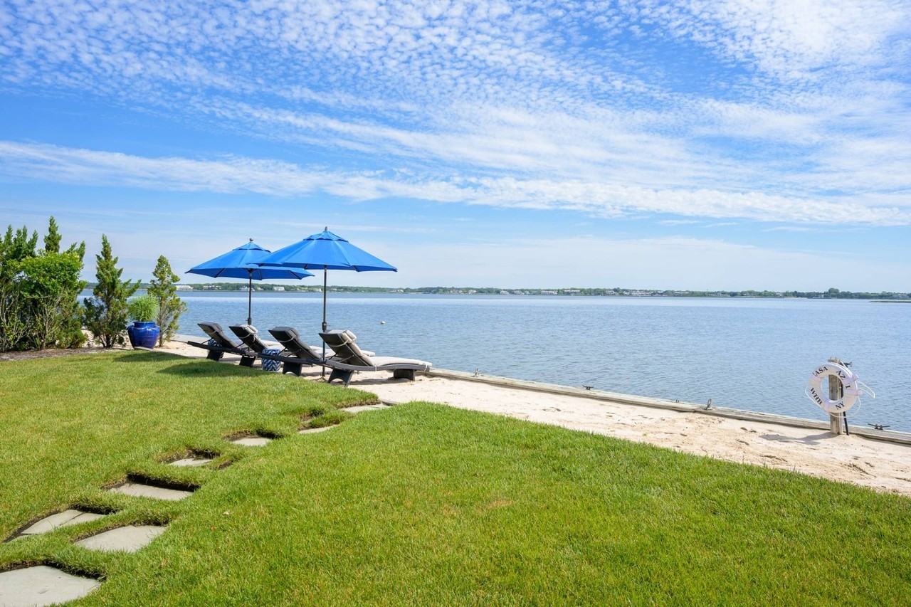 404 Dune Rd - Photo 3 of 24