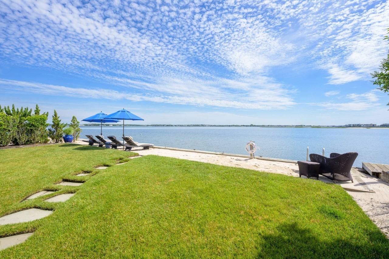 404 Dune Rd - Photo 4 of 24