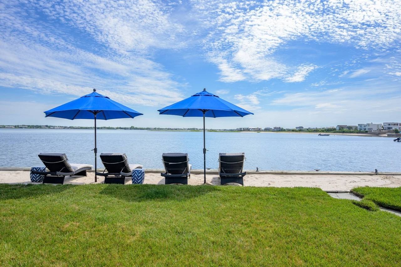 404 Dune Rd - Photo 5 of 24