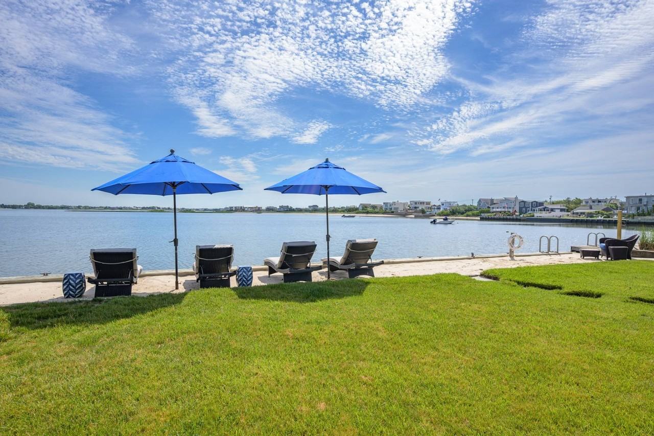 404 Dune Rd - Photo 6 of 24