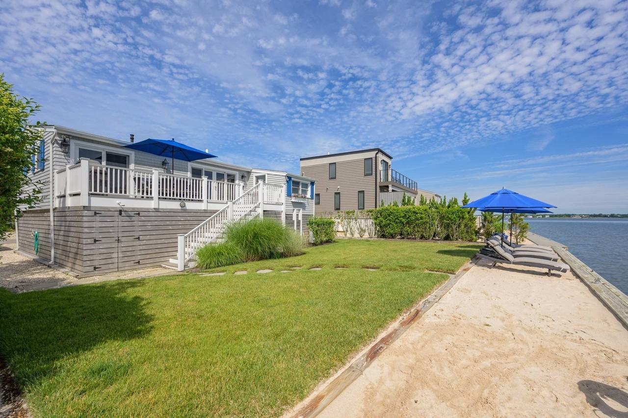 404 Dune Rd - Photo 7 of 24