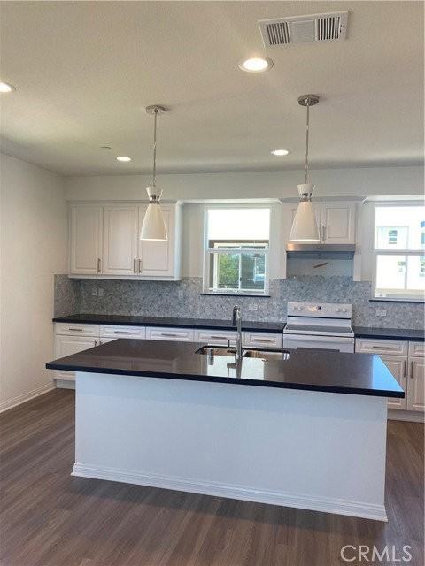 905 E 2nd St - Photo 2 of 4