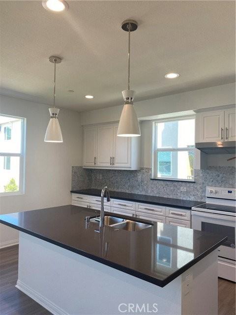 905 E 2nd St - Photo 3 of 4