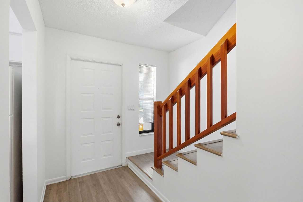2305 Seaside Dr - Photo 3 of 32