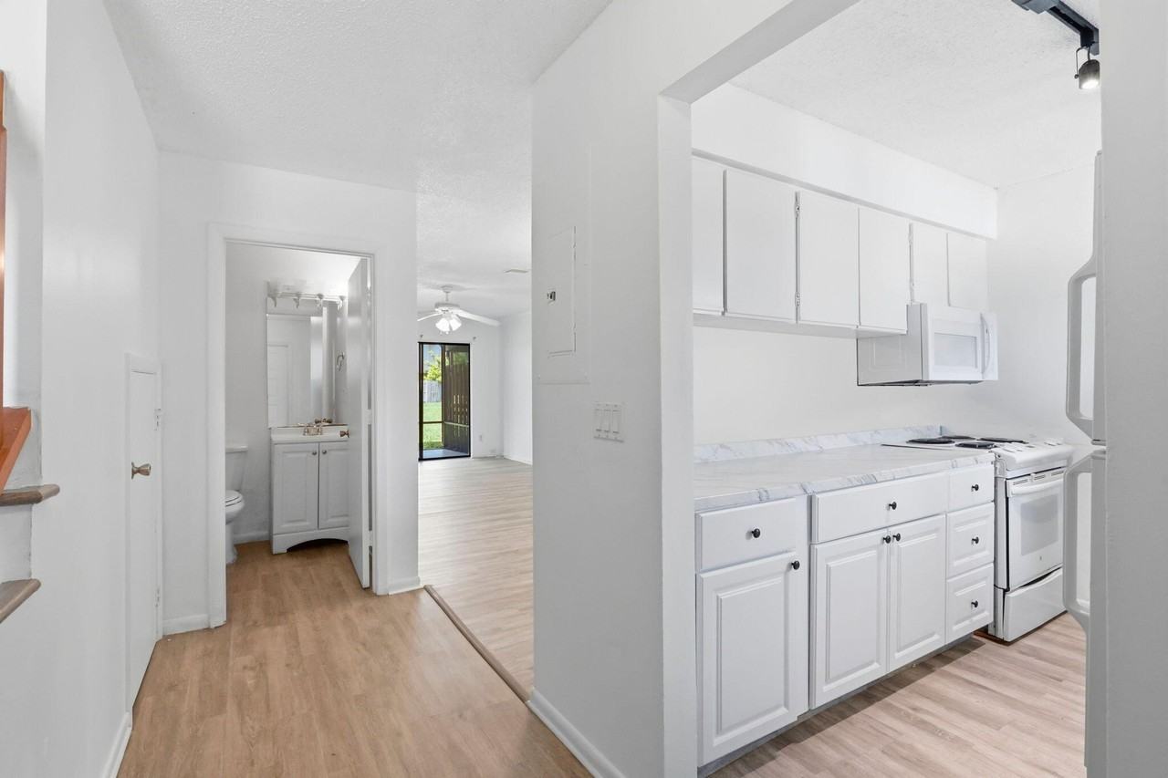 2305 Seaside Dr - Photo 4 of 32