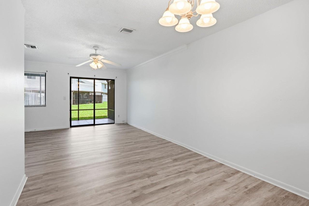 2305 Seaside Dr - Photo 5 of 32