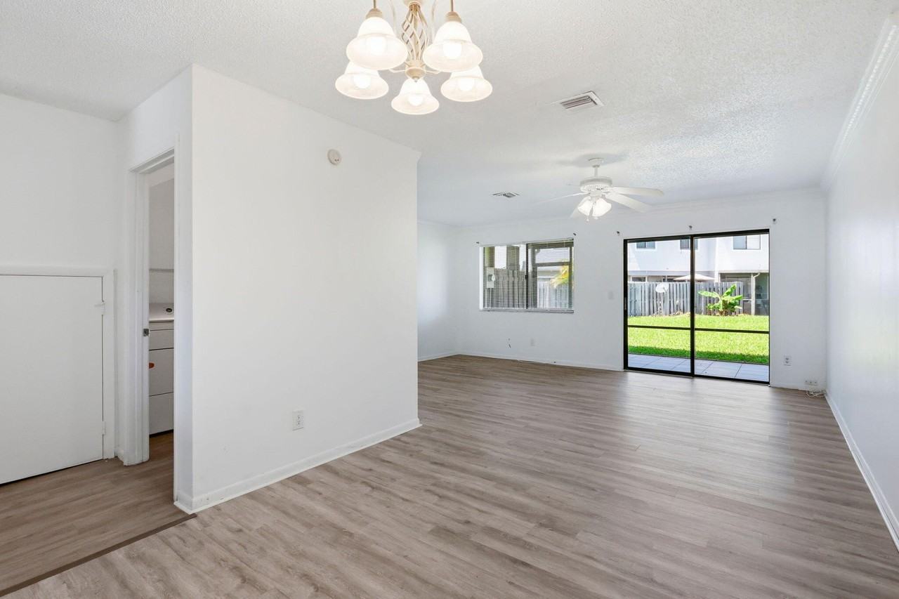 2305 Seaside Dr - Photo 6 of 32