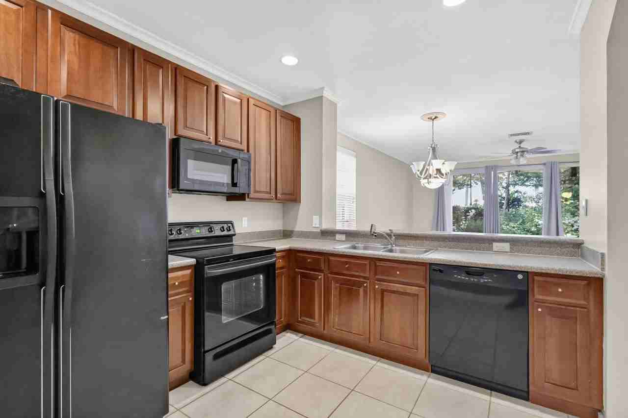 8103 Bellagio Ln - Photo 7 of 35