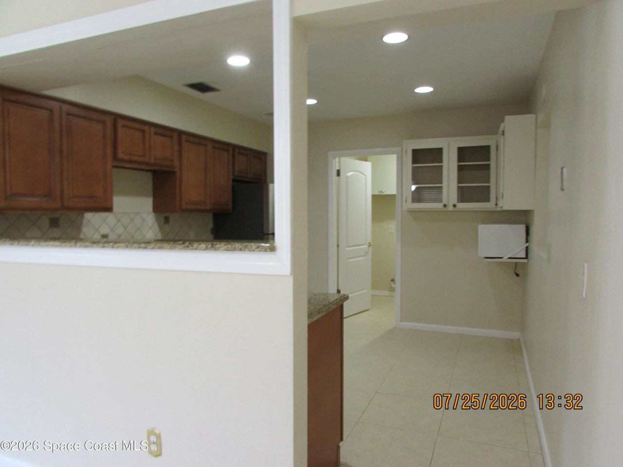 211 W Laila Dr - Photo 4 of 37