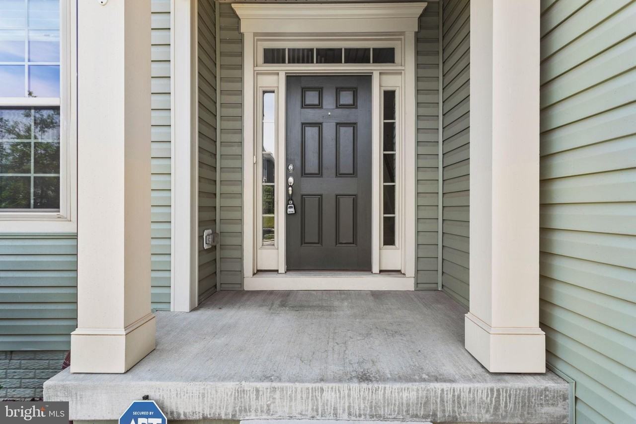 1112 Saxton Dr - Photo 3 of 50