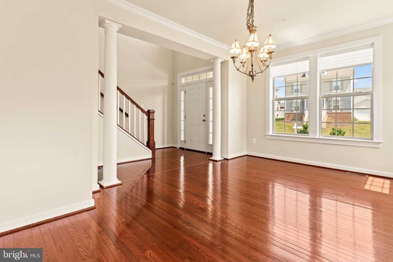 1112 Saxton Dr - Photo 5 of 50