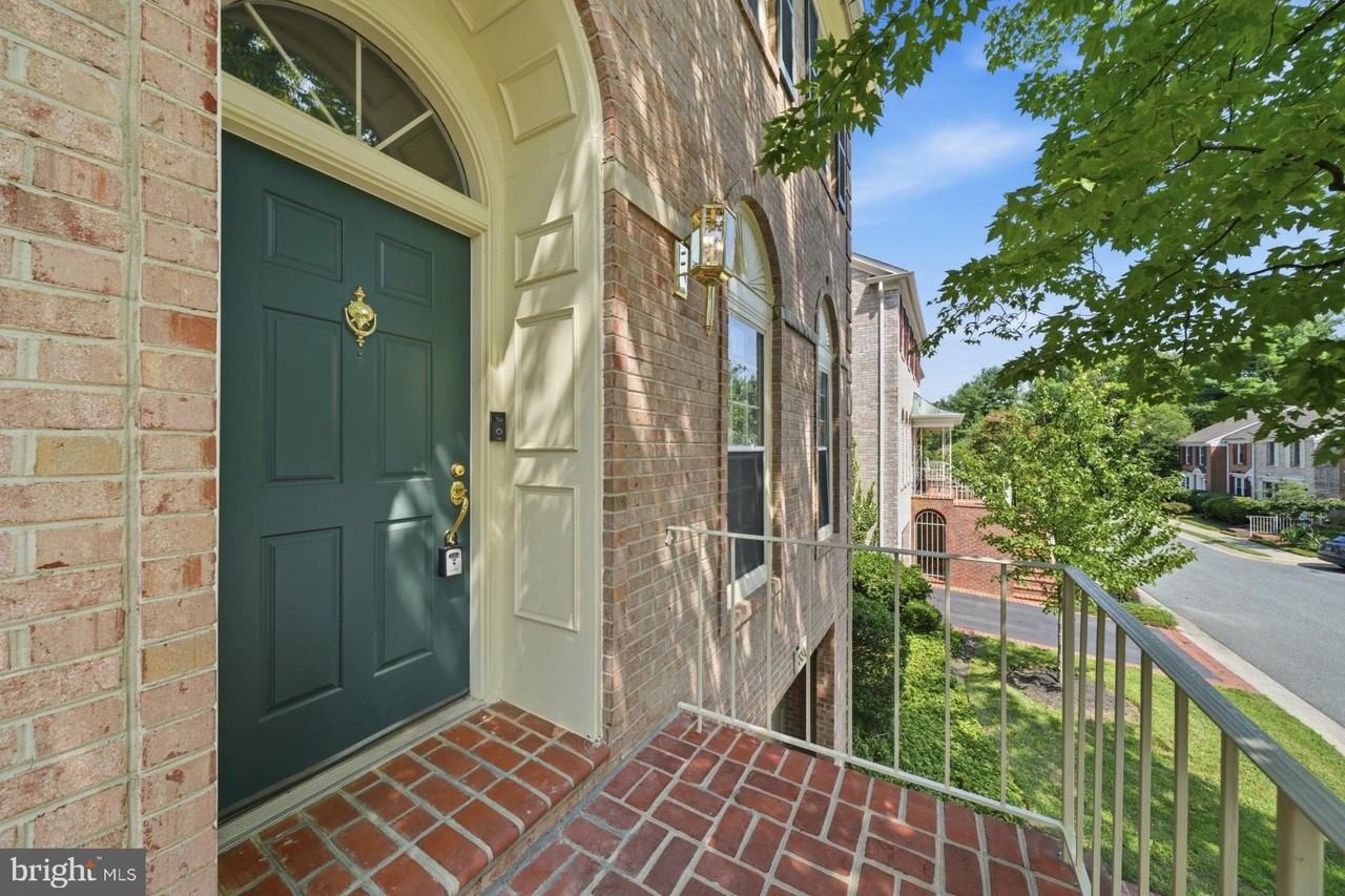 8904 Barrowgate Ct - Photo 3 of 50