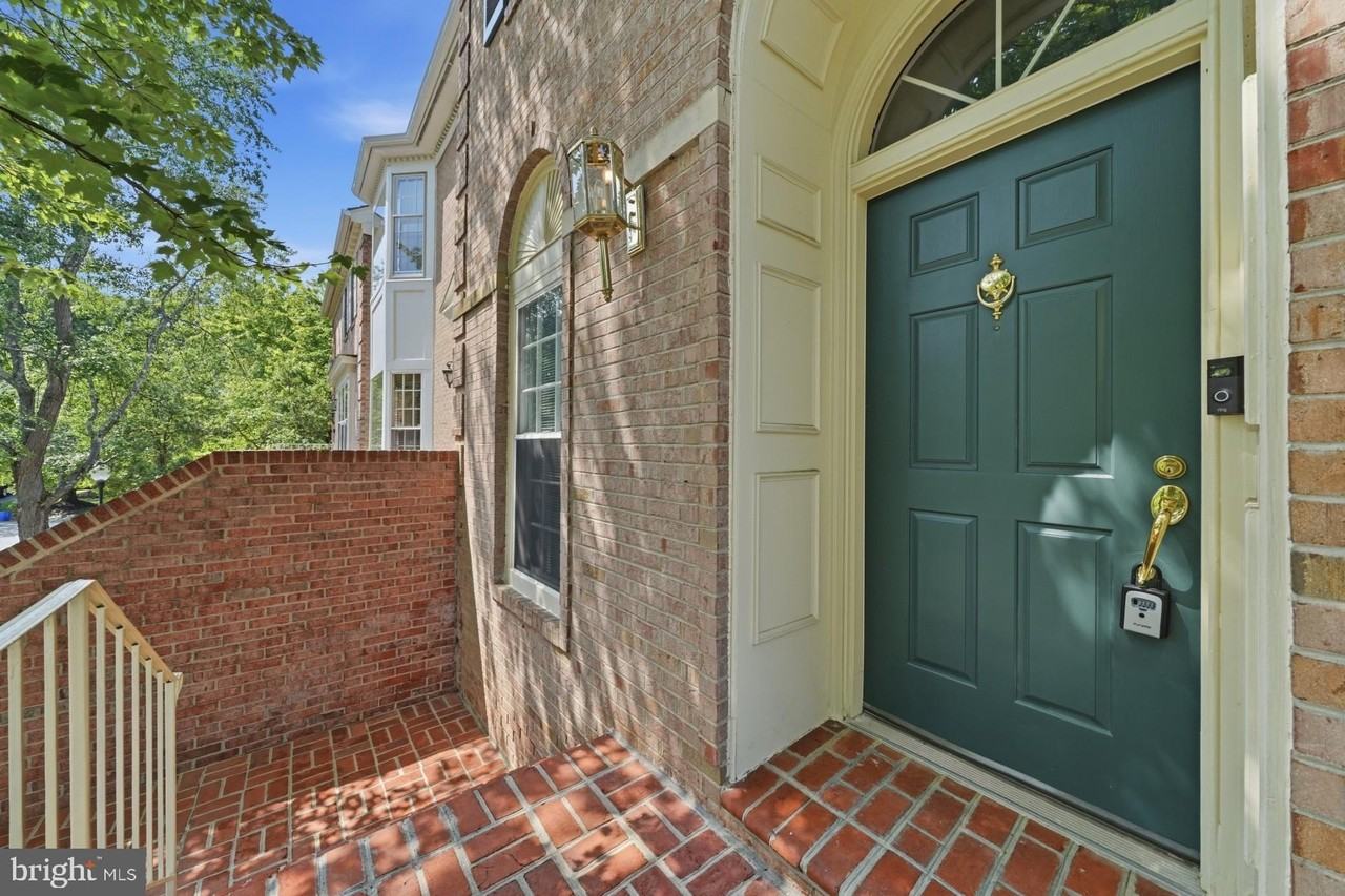 8904 Barrowgate Ct - Photo 4 of 50