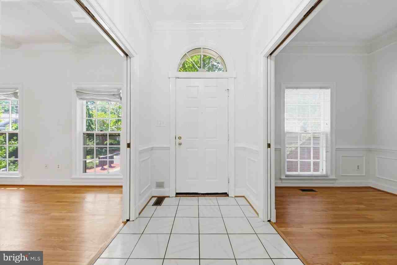 8904 Barrowgate Ct - Photo 5 of 50