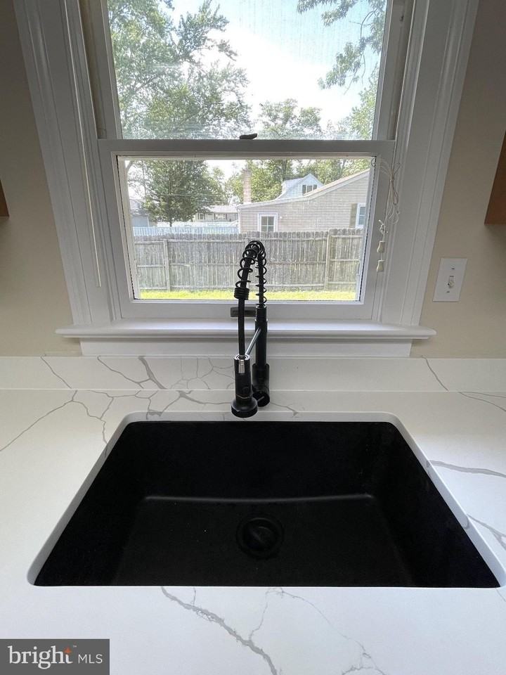 206 Willis Ave - Photo 3 of 13