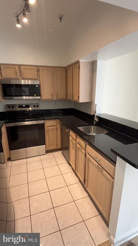 2400 Clarendon Blvd #PH08 - Photo 5 of 8